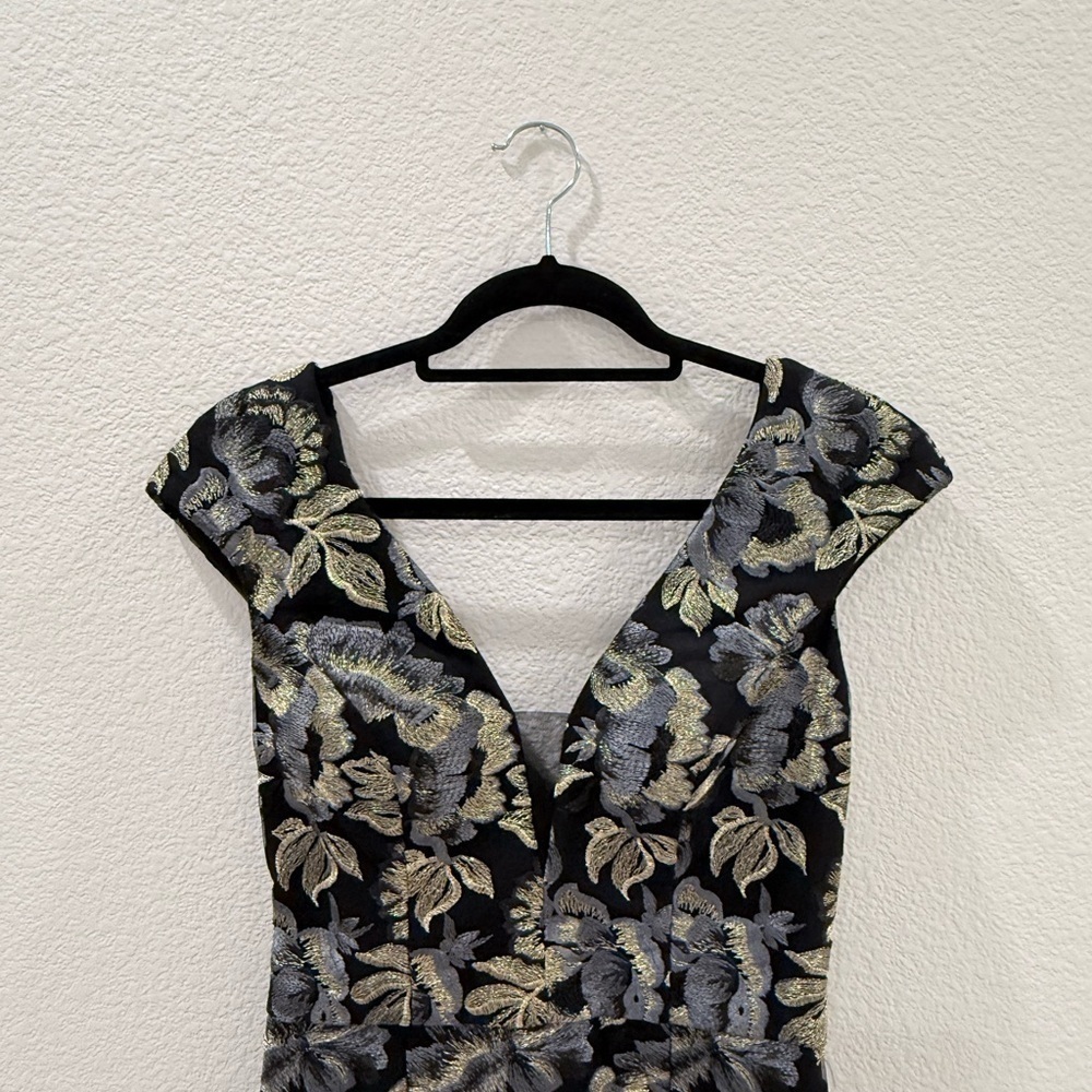 XSCAPE Cocktail Dress Floral Embroidered Metallic Padded Bottom 6 inches unlined - Picture 10 of 10